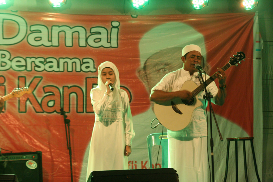 Syifaur Rahman, qariah terbaik I golongan cacat netra pada Musabaqah Tilawatil Quran (MTQ) ke-31 tingkat Provinsi Aceh di Kota Subulussalam tahun 2013 lalu berduet dengan Rafly | Foto: Irman I. Pangeran/atjehpost.com